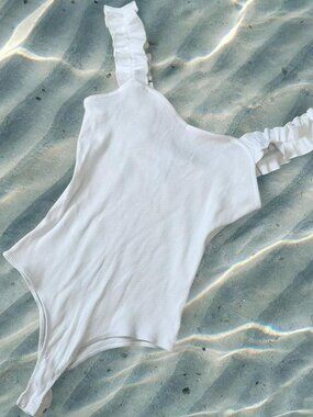 Blue rain by Francesca’s white ruffle shoulder ribbed bodysuit ⭐️ boho CHIC